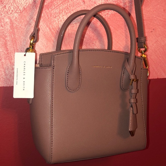 ‼️SALE‼️ Structured Mauve handbag with strap. - Picture 4 of 4